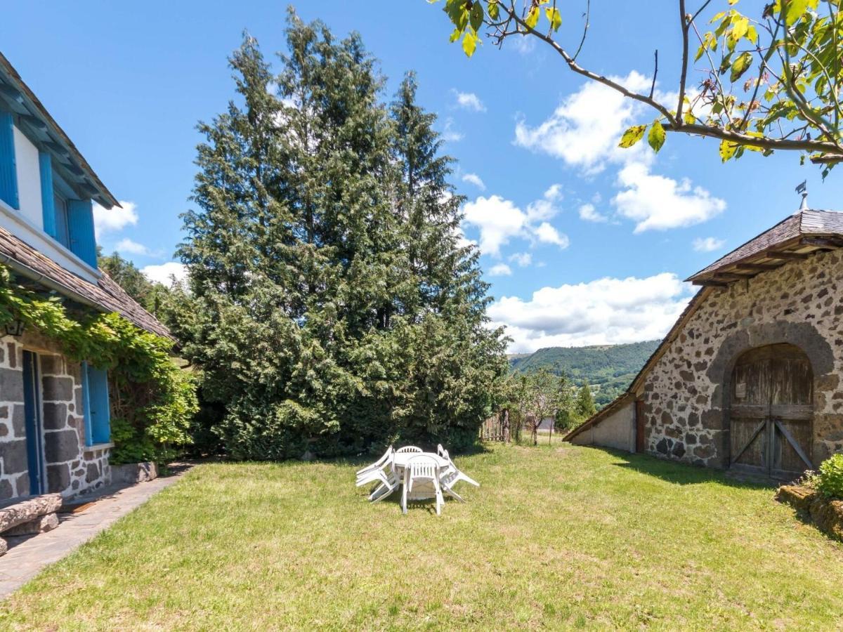 Beautiful Villa In The Parc Des Volcans D Auvergne Vic-sur-Cère Dış mekan fotoğraf