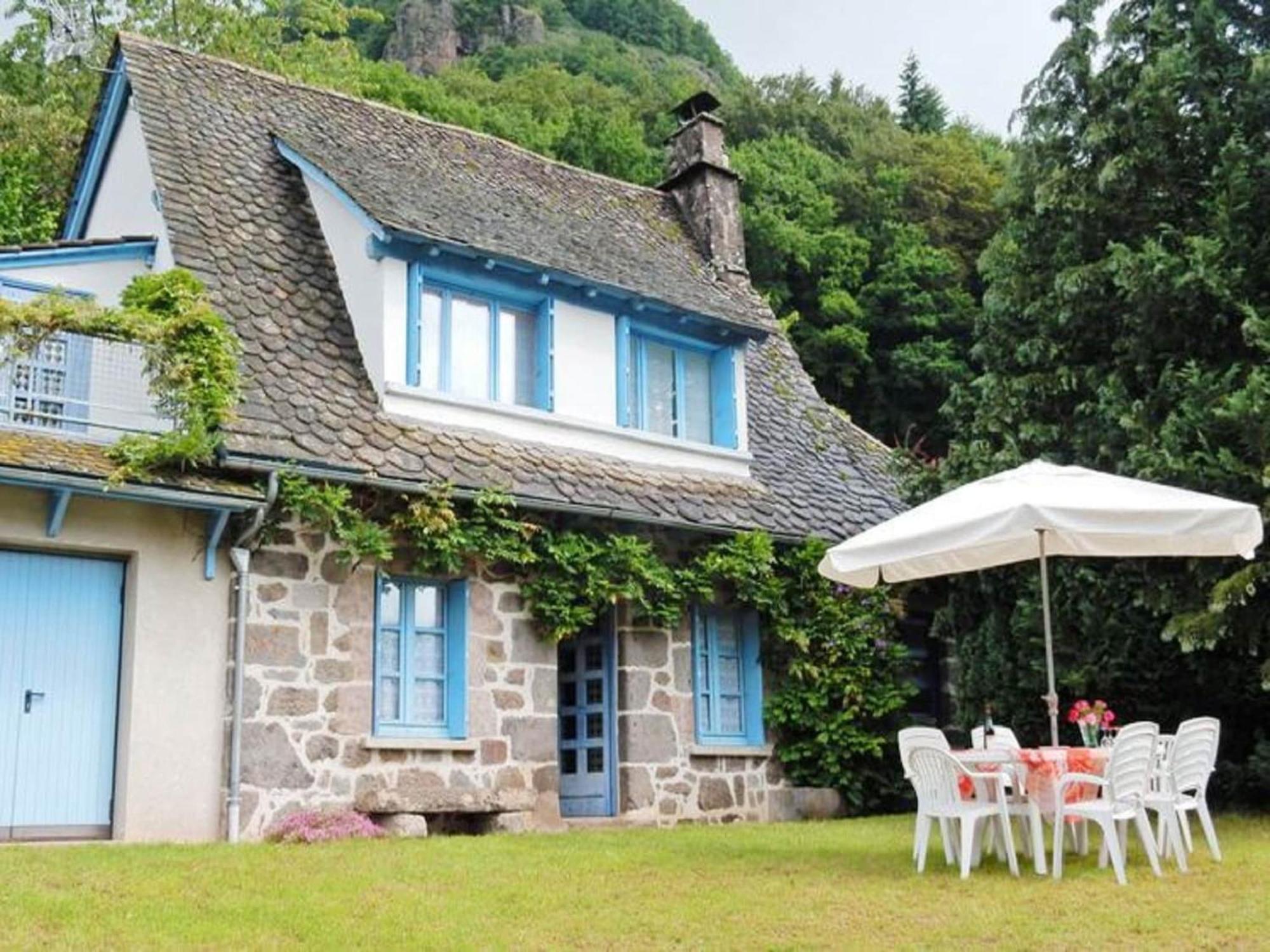 Beautiful Villa In The Parc Des Volcans D Auvergne Vic-sur-Cère Dış mekan fotoğraf